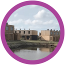 Nieuwe, houten woningen aan het water in een rustige en natuurlijke omgeving.